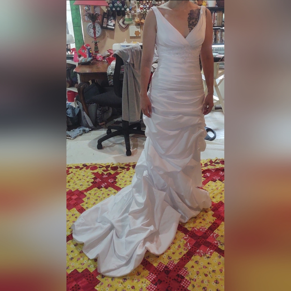 Wedding dress size 4 Unused, no longer need